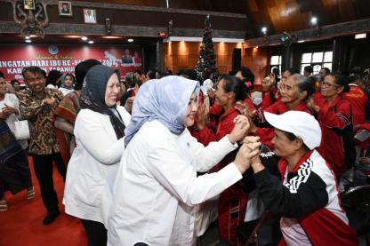 Peringatan Hari Ibu di Taput, Nawal Lubis Beri Bantuan ke Lansia dan Anak-anak Stunting